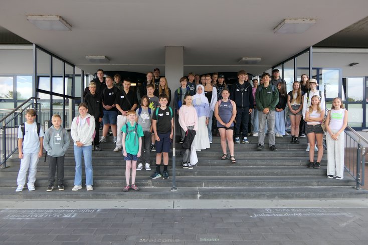 Foto: Teilnehmer der Erlebnishochschule vor dem Haupteingang der Jade HS