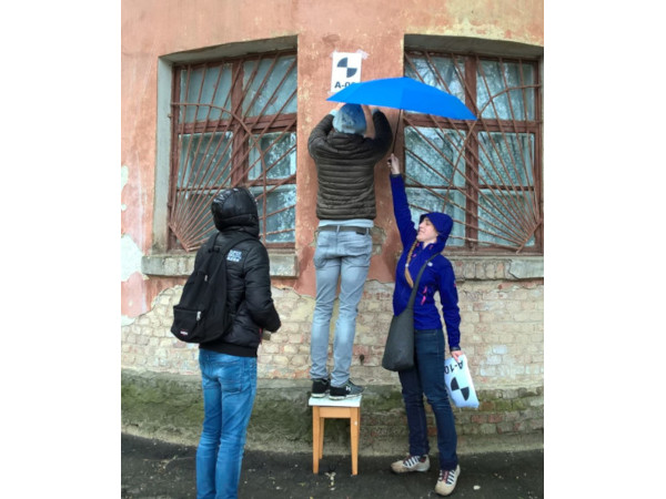 Messung in Kiew unter dem Regenschirm