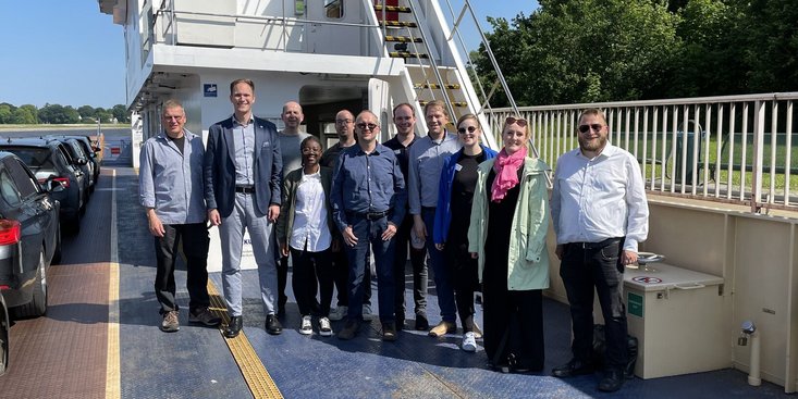 Gruppenfoto auf der Fähre mit allen Beteiligten