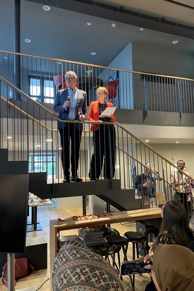 Präsident Prof. Dr. Manfred Weisensee und Vizepräsidentin für Internationales Prof. Dr. Juliane Benra begrüßen die internationalen Gäste. (Foto: Jade HS)