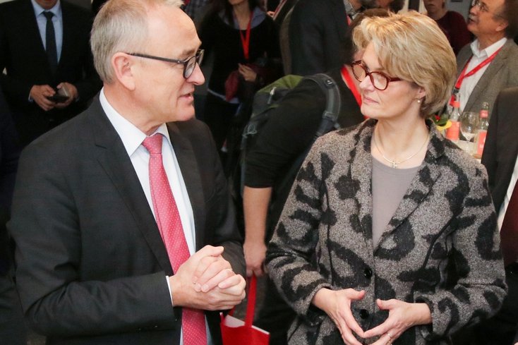 Prof. Dr. Manfred Weisensee, Präsident der Jade Hochschule, im Gespräch mit Anja Karliczek, Bundesministerin für Bildung und Forschung. (Foto: Piet Meyer/Jade HS)