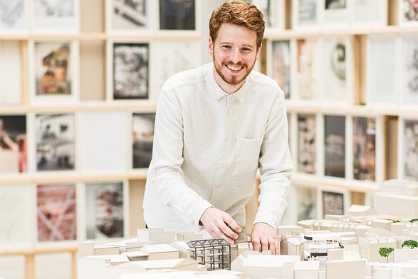 Ein Student an einem Städtebaumodell