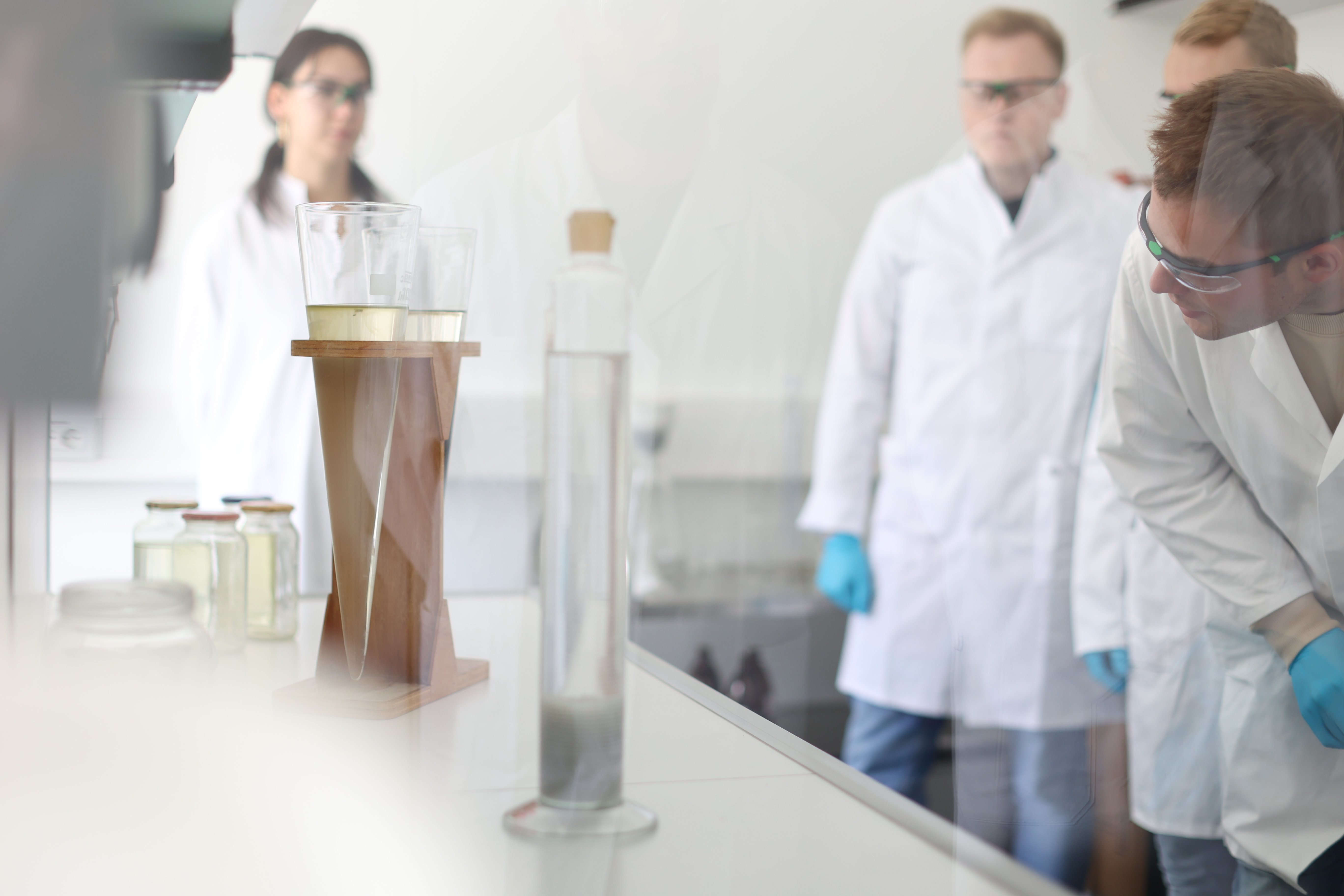 Studierende führen einen chemischen Versuch durch.