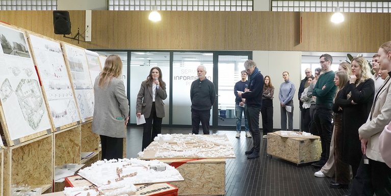 Studierende des Fachbereichs Architektur präsentierten ihre Entwürfe zum Zukunft(s)Campus im Foyer des Hauptgebäudes am Studienort Wilhelmshaven. (Foto: Jade HS/Angela Rohr)