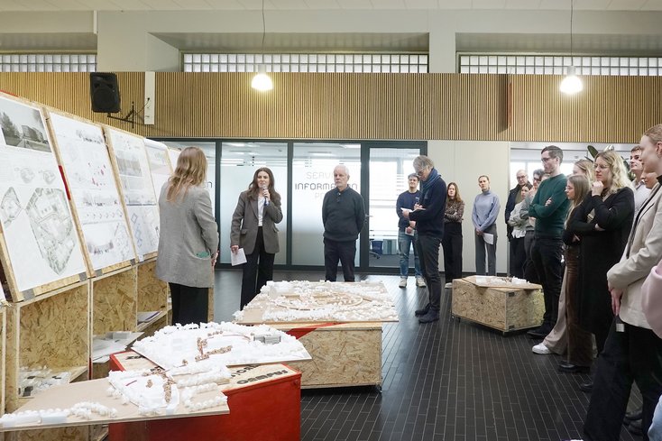 Studierende des Fachbereichs Architektur präsentierten ihre Entwürfe zum Zukunft(s)Campus im Foyer des Hauptgebäudes am Studienort Wilhelmshaven. (Foto: Jade HS/Angela Rohr)