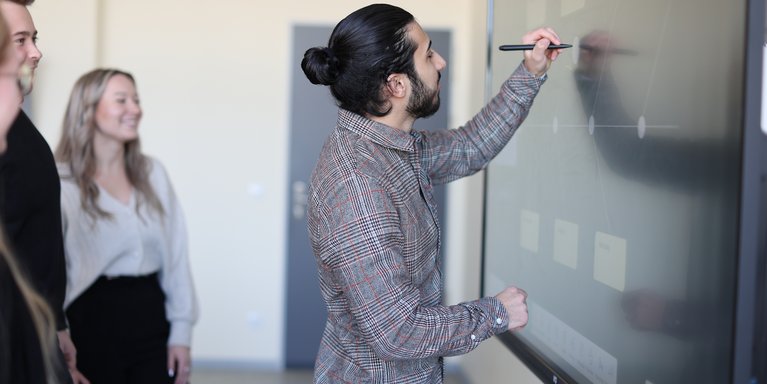 Foto: Studierende des Masterstudiengangs Wirtschaftsingenieurwesen