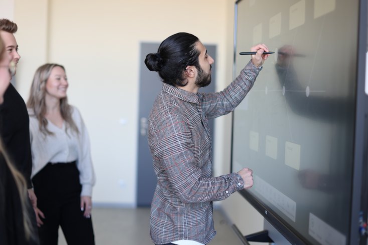 Foto: Studierende des Masterstudiengangs Wirtschaftsingenieurwesen