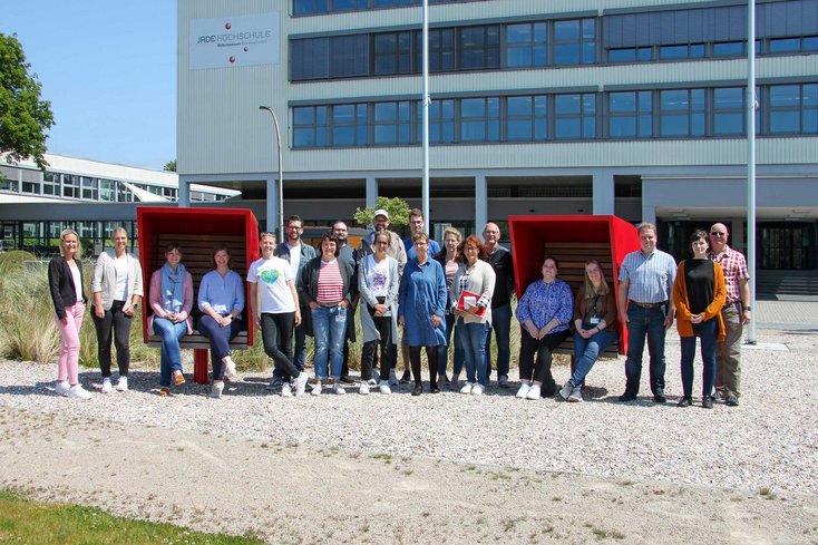 Neue Beschäftigte wurden an der Hochschule begrüßt. Das Foto zeigt die neuen Kolleg_innen am Campus Wilhelmshaven sowie Vertreter_innen der zentralen Einrichtungen und der Vertretungsorgane der Hochschule (Foto: Maritje Sanders/Jade HS)