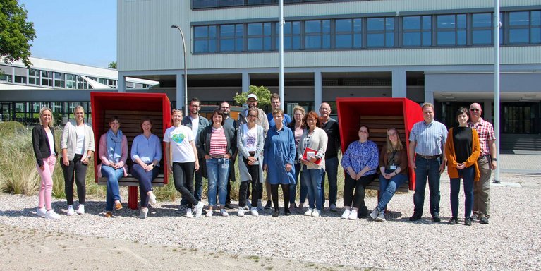 Neue Beschäftigte wurden an der Hochschule begrüßt. Das Foto zeigt die neuen Kolleg_innen am Campus Wilhelmshaven sowie Vertreter_innen der zentralen Einrichtungen und der Vertretungsorgane der Hochschule (Foto: Maritje Sanders/Jade HS)