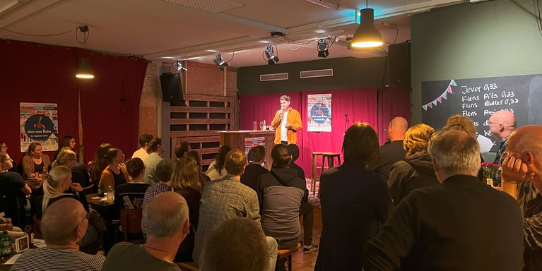 Oliver Kahmen von der Jade Hochschule spielt in der Buddel Jungs Bar mit den Gästen „Ich sehe was, was du nicht siehst“ – und erklärt nebenbei, wie Schweißnähte unter Wasser vermessen werden. (Foto: Lennart Book/SHO)