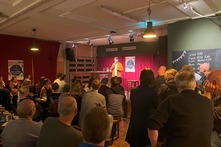 Oliver Kahmen von der Jade Hochschule spielt in der Buddel Jungs Bar mit den Gästen „Ich sehe was, was du nicht siehst“ – und erklärt nebenbei, wie Schweißnähte unter Wasser vermessen werden. (Foto: Lennart Book/SHO)