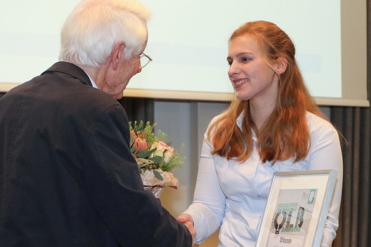 Jurypräsident Prof. Dr. em. Jürgen Mittelstraß gratulierte Ina Schoon zu ihrer herausragenden Arbeit: „Diese Arbeit sollte Verbreitung unter den Arbeitgebern und -nehmern im Straßenbau finden.“ Foto: Piet Meyer/Jade HS