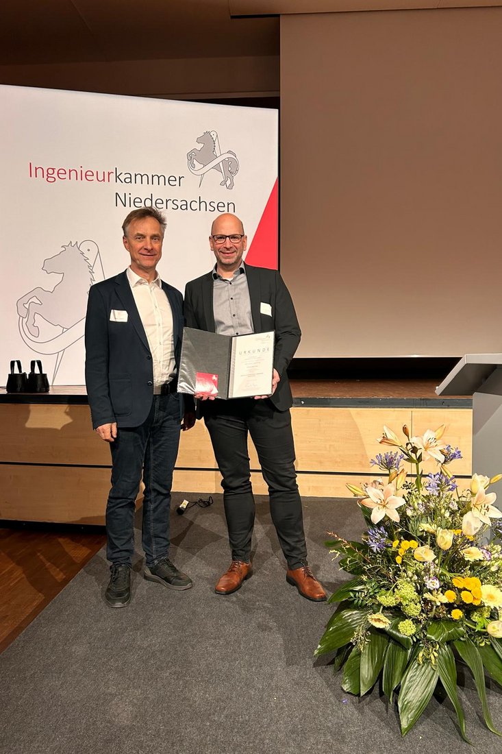 Prof. Dr. Rainer Schwerdhelm (li.) mit Preisträger Tim Oliver Campen (Foto: Ingenieurkammer Niedersachsen) 
