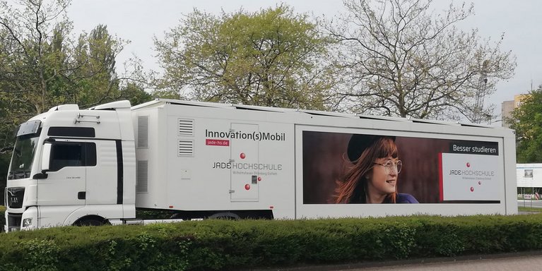 Das Innovation(s)Mobil erhielt für die Einsätze der Jade Hochschule ein neues Design (Foto: Maritje Sanders/Jade HS)