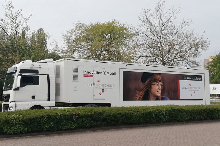 Das Innovation(s)Mobil erhielt für die Einsätze der Jade Hochschule ein neues Design (Foto: Maritje Sanders/Jade HS)