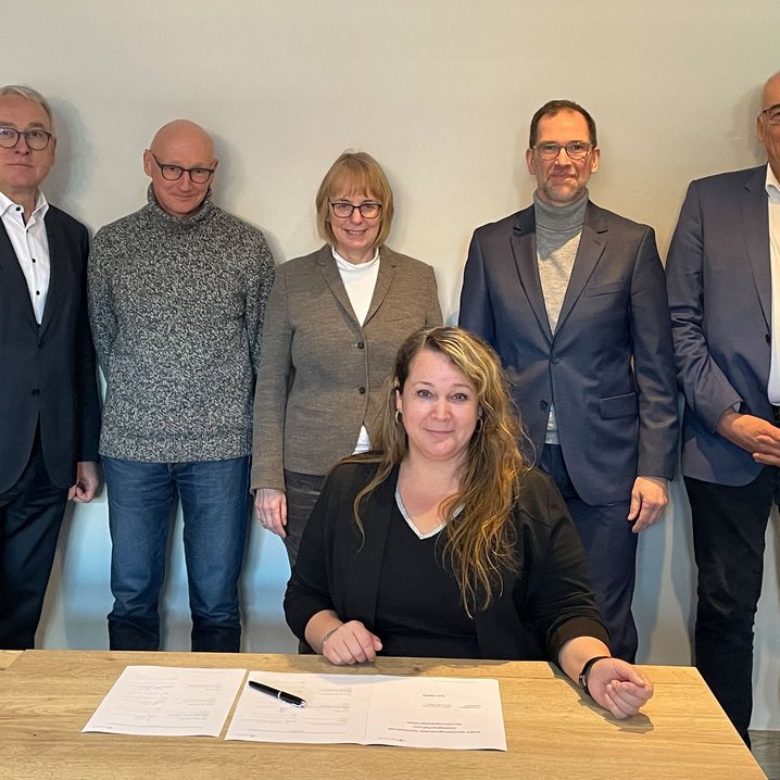 Das Präsidium unterzeichnete gemeinsam mit Dörte Schneider (zentrale Gleichstellungsbeauftragte) das Handlungsprogramm zum Audit familiengerechte Hochschule. (Foto: Mareike Sprock/Jade HS)