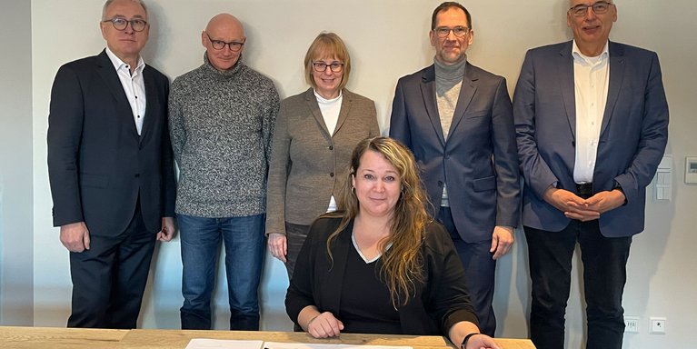 Das Präsidium unterzeichnete gemeinsam mit Dörte Schneider (zentrale Gleichstellungsbeauftragte) das Handlungsprogramm zum Audit familiengerechte Hochschule. (Foto: Mareike Sprock/Jade HS)
