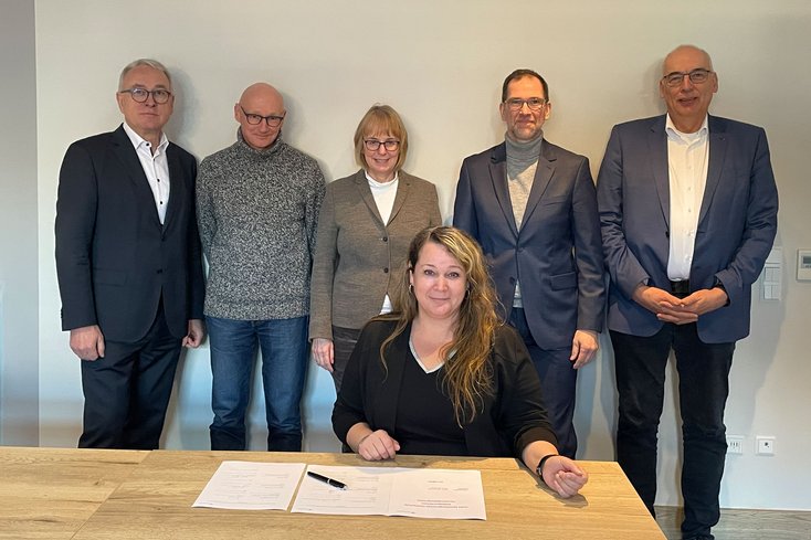 Das Präsidium unterzeichnete gemeinsam mit Dörte Schneider (zentrale Gleichstellungsbeauftragte) das Handlungsprogramm zum Audit familiengerechte Hochschule. (Foto: Mareike Sprock/Jade HS)