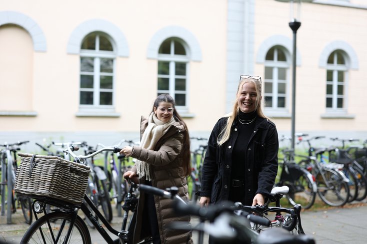 Studierende kommen auf dem Campus Oldenburg mit dem Fahrrad an.