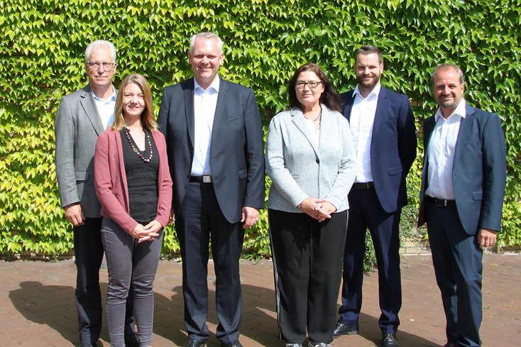 (v. li.) Matthias Piszczan (Bürgermeister Spiekeroog), Maike Schulte (Jade Hochschule), Minister Björn Thümler, Heike Brunken-Winkler (Arsu GmbH), Marcel Fangohr (Bürgermeister Wangerooge), Prof. Dr. Enno Schmoll (Jade Hochschule). Es fehlen: Prof. Dr. Kerstin Krampke (Hochschule Emden/Leer) und Dr. Tjark Goerges (Inselgemeinde Juist) (Foto: Jade HS)