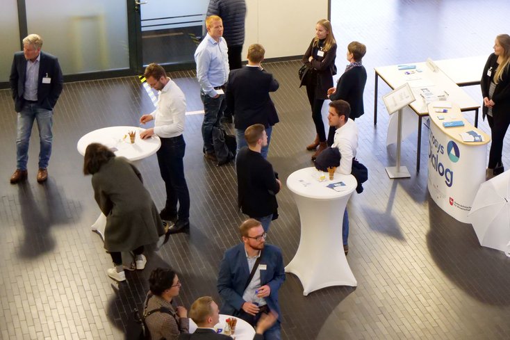 InnosysDialog Teilnehmende im Gespräch (Foto: Jan Jesko Mantey/Universität Oldenburg)