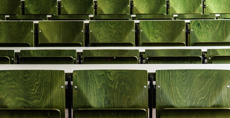 leere Stuhlreihen in einem Hörsaal