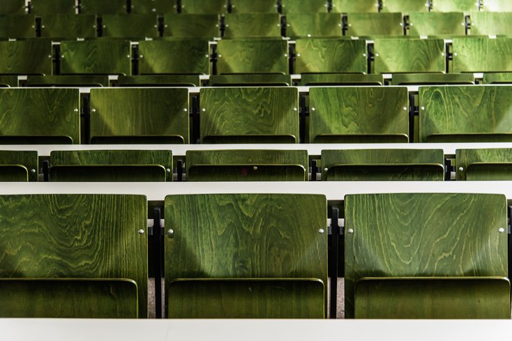 leere Stuhlreihen in einem Hörsaal