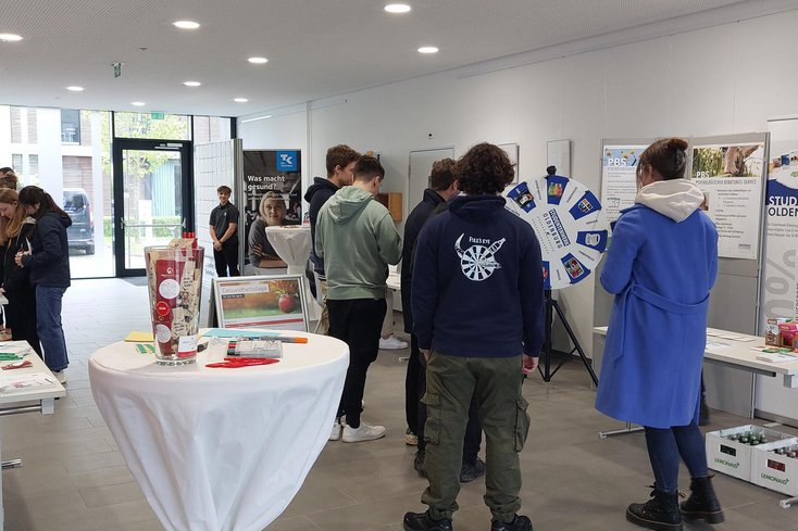 An den Informationsständen am Campus Elsfleth informierten sich Studierende und Bedienstete über die Angebote der Jade Hochschule. (Foto: Jade HS/Marita Blendermann)