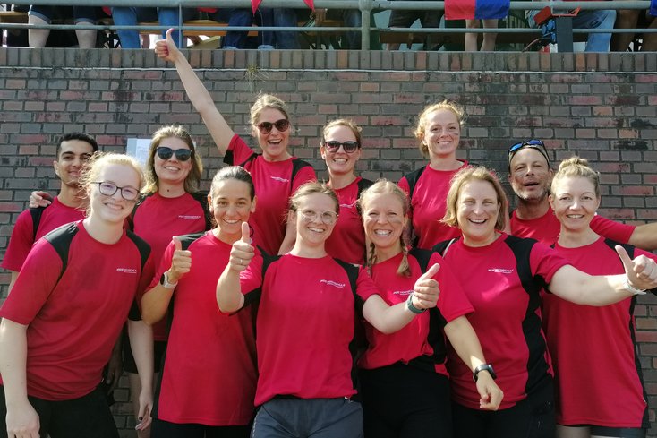 Hoch motiviert: Das Team der Jade Hochschule, die Jade Dragons, beim Hooksieler Drachenbootrennen. (Foto: privat)