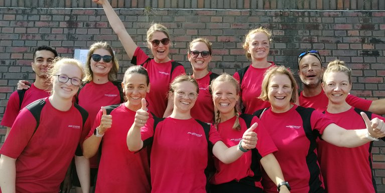 Hoch motiviert: Das Team der Jade Hochschule beim Hooksieler Drachenbootrennen. (Foto: privat)