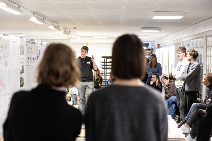 Studierende präsentieren ein Projekt