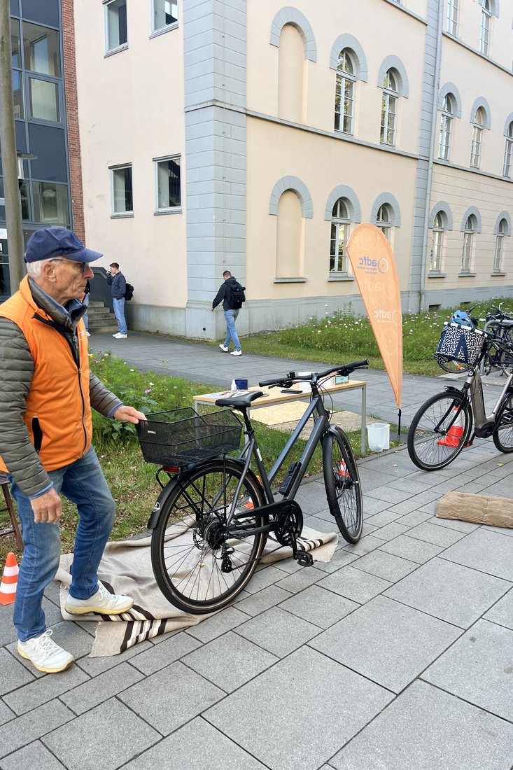Oldenburg: Stand des ADFC zur Fahrradcodierung mit Wolfgang Dittmar vom ADFC (Bild: Jade HS/Berit Müller)