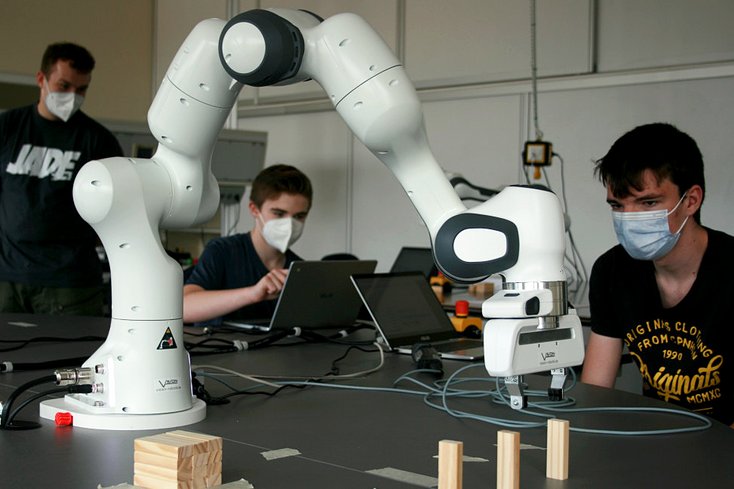 Mit großem Ehrgeiz dabei: Die Teilnehmer des Schnupperkurses Robotik in der Roboterfabrik Wilhelmshaven. (Foto: Jade HS)