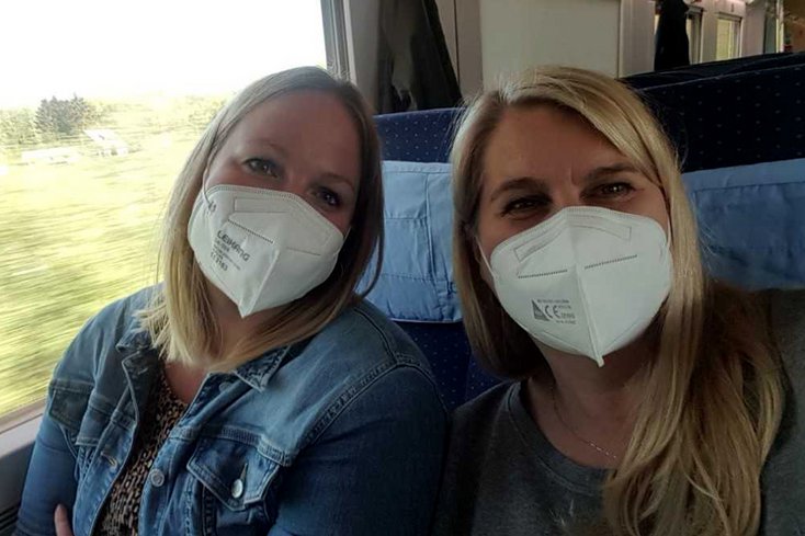 Sarah Oetken (li.) und Sabine Ahlers auf dem Weg zur BIDS Jahrestagung in Bad Honnef.
