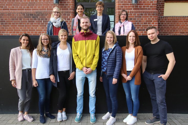 Studiengangsleiterin Prof. Dr. Frauke Koppelin (oben, 2.v.li.) und Studiengangskoordinatorin Christiane Heidenfelder (oben, 3.v.li.) hießen die neuen Public Health-Studierenden willkommen. Foto: Piet Meyer/Jade HS