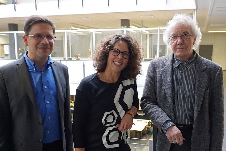 Bild (v.l.): Gregor A. Heussen mit Michael Klafft (Vorsitzender InMWJ) und Carola Schede vom Institut für Medienwirtschaft und Journalismus. (Foto: Annalena Buchholz/Jade HS)