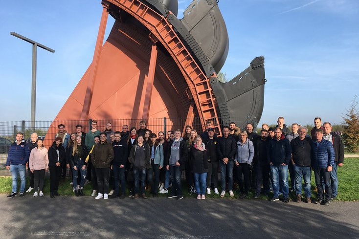 Studierende des Fachbereichs Wirtschaft sowie Schülerinnen und Schüler der BBS Varel auf gemeinsamer Exkursion. Ferner dabei der Schulleiter der BBS Varel Ralf Thiele, Studiendirektor der BBS Varel Henje Oltmanns, die Lehrer Kerstin Speckmann und Werner Lorek sowie Prof. Dr. Gerd Hilligweg (Dekan) und Jörg Brunßen (wissenschaftlicher Mitarbeiter) von der Jade Hochschule.