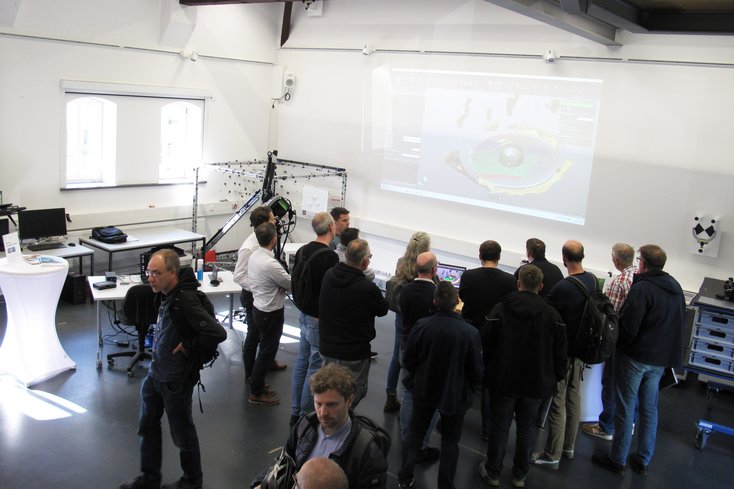 Hand- und Laserscanner, Lasertracker, Streifenprojektionssystem, Fächersensor und RTI-Dome – im Labor für optische 3D-Messtechnik wurden verschiedene Instrumente für die 3D-Digitalisierung live vorgeführt. (Foto: Katrin Keller)