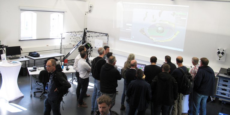 Hand- und Laserscanner, Lasertracker, Streifenprojektionssystem, Fächersensor und RTI-Dome – im Labor für optische 3D-Messtechnik wurden verschiedene Instrumente für die 3D-Digitalisierung live vorgeführt. (Foto: Katrin Keller)