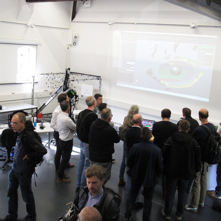 Hand- und Laserscanner, Lasertracker, Streifenprojektionssystem, Fächersensor und RTI-Dome – im Labor für optische 3D-Messtechnik wurden verschiedene Instrumente für die 3D-Digitalisierung live vorgeführt. (Foto: Katrin Keller)