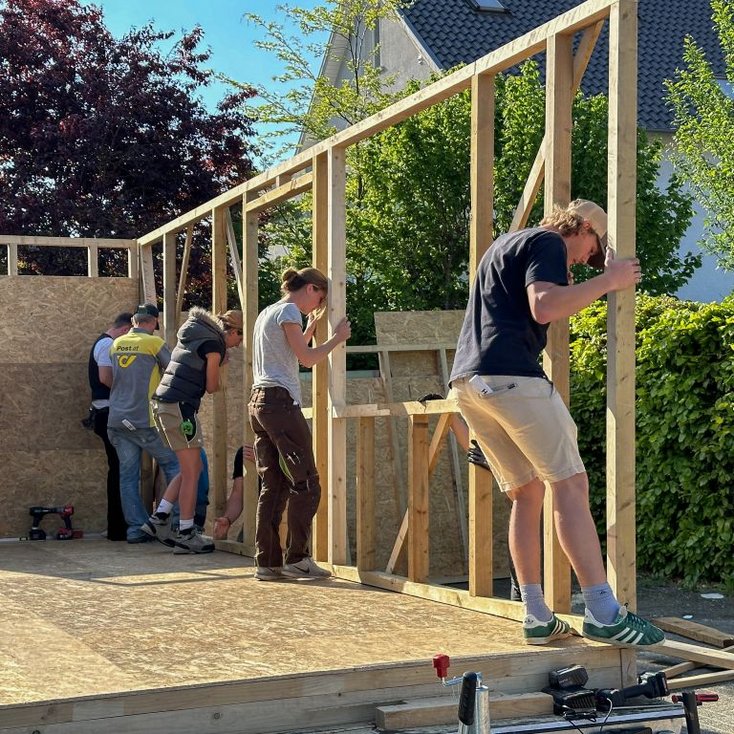 Bau der mobilen Lernwerkstatt (Foto: FH Salzburg/Hermann Huber)