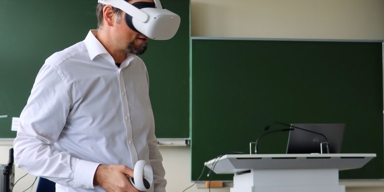 Prof. Dr. Mecke (Jade Hochschule) testet eine VR-basierte Laborraumsimulation (Foto: Velat Agackiran/Jade HS)