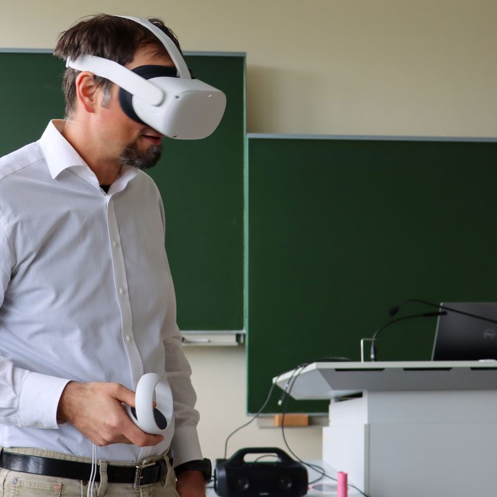 Prof. Dr. Mecke (Jade Hochschule) testet eine VR-basierte Laborraumsimulation (Foto: Velat Agackiran/Jade HS)