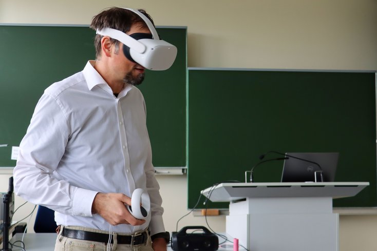 Prof. Dr. Mecke (Jade Hochschule) testet eine VR-basierte Laborraumsimulation (Foto: Velat Agackiran/Jade HS)