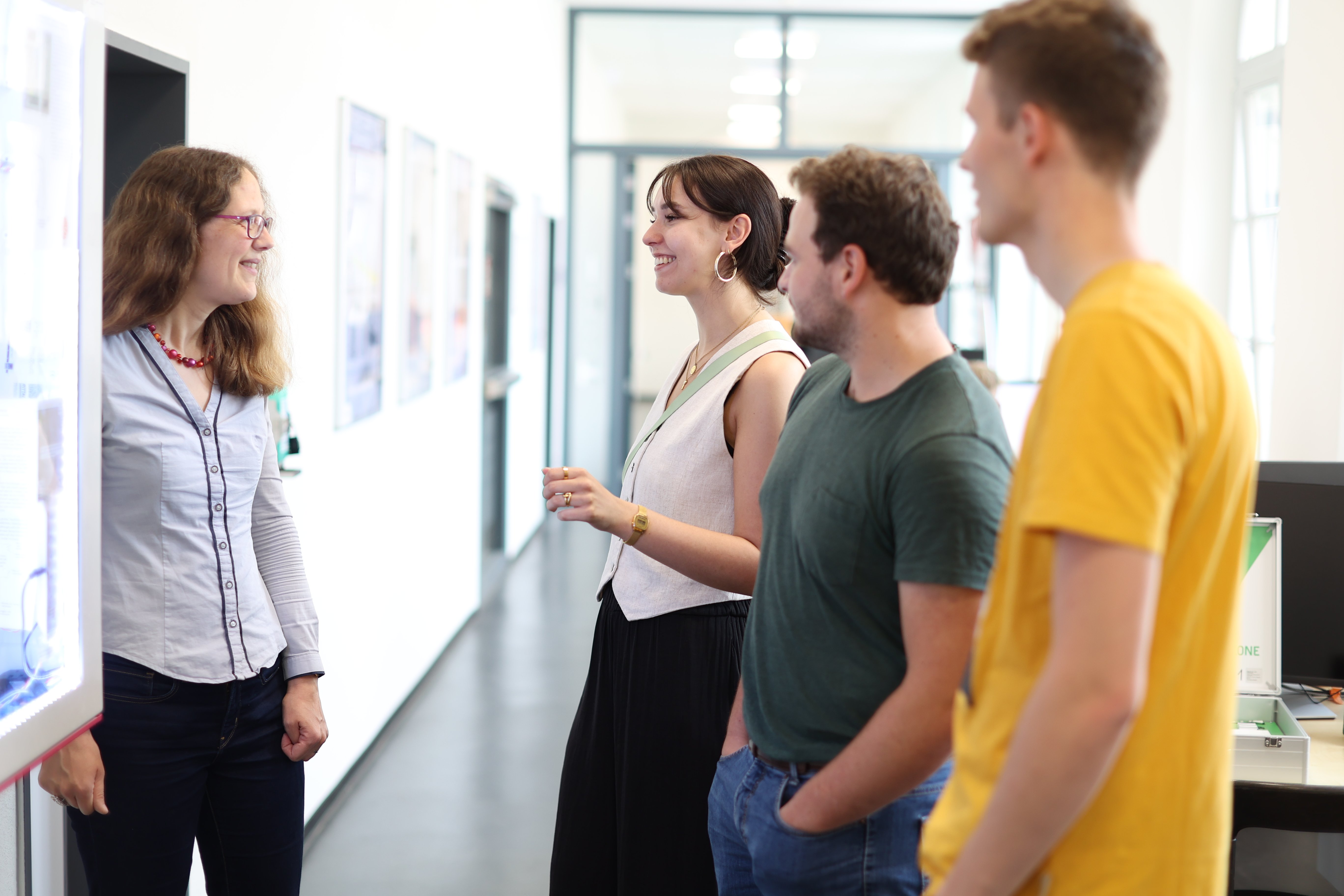 Dozentin erklärt Studierenden den Smart Home Schrank.