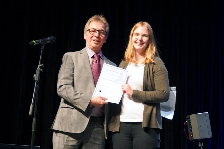 Prof. Dr. Uwe Baumann, Präsident der DGA, überreicht die Auszeichnung an Saskia Ibelings (Foto: Tino Netzel)
