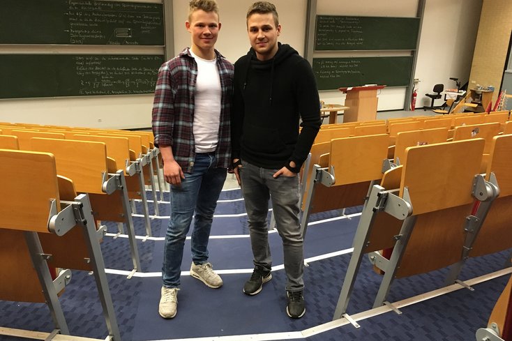 Zwei Teilnehmer des Frühstarter-Projektes: Tim Folkens (li) und Jonas Rottenfußer. Foto: Jörg Brunßen /Jade HS
