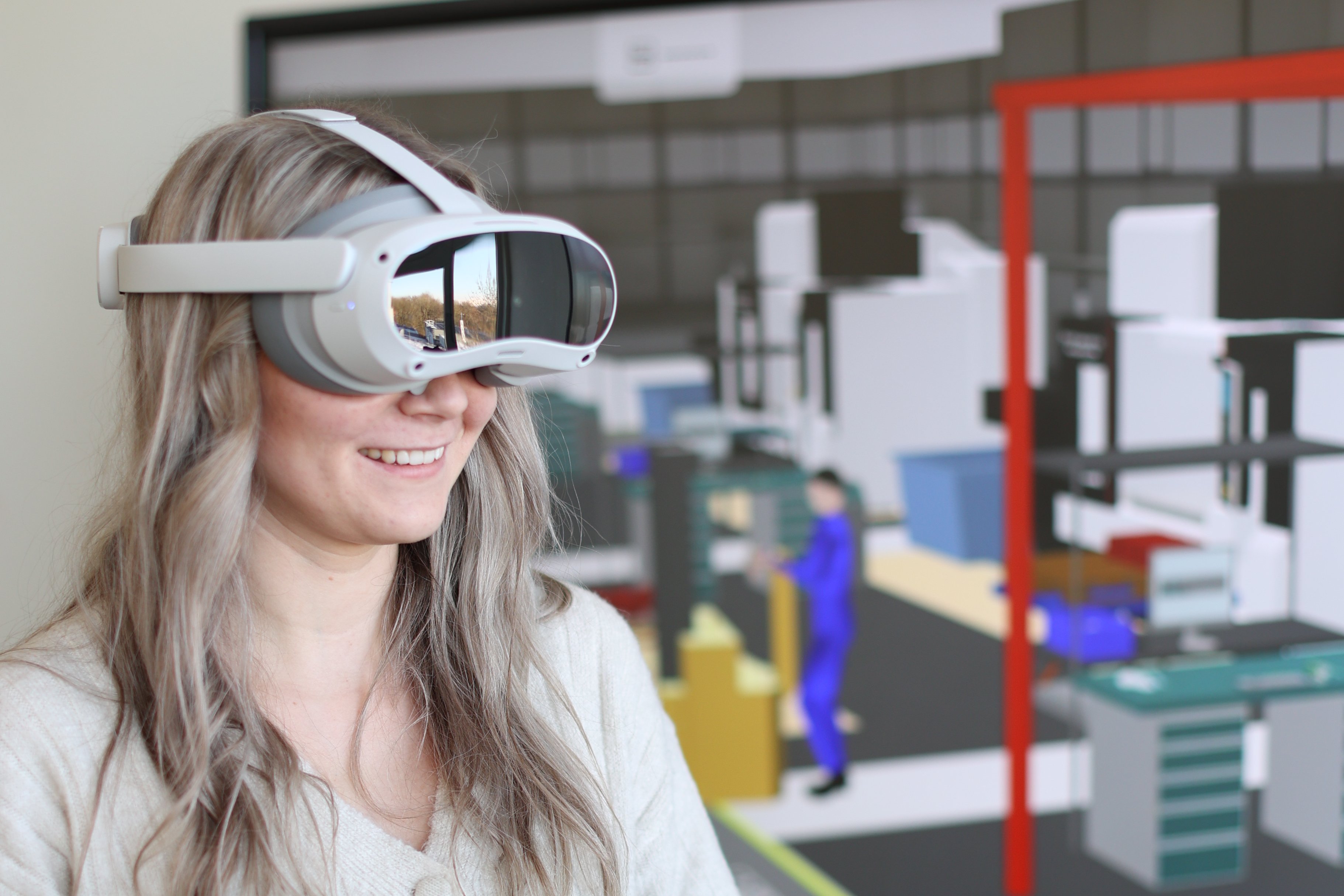 Studentin benutzt eine Virtual Reality Brille.
