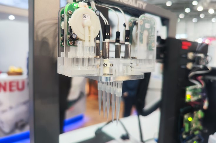 Automatisiertes Pipettier- und Liquid-Handling-System zur präzisen Probenverarbeitung in der Labor- und Diagnostikautomation (Bild: Jade HS/Schneider/Gaßmann)
