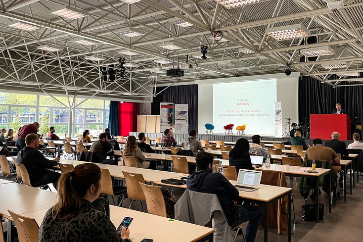 Rund 60 teilnehmende Unternehmen, Studierende und Hochschulmitarbeiter_innen nutzten beim Startup Tag die Möglichkeit, sich rund um die Themen Gründung und Selbstständigkeit zu informieren. (Foto: Karina Stark)